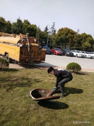 中型吸污车
